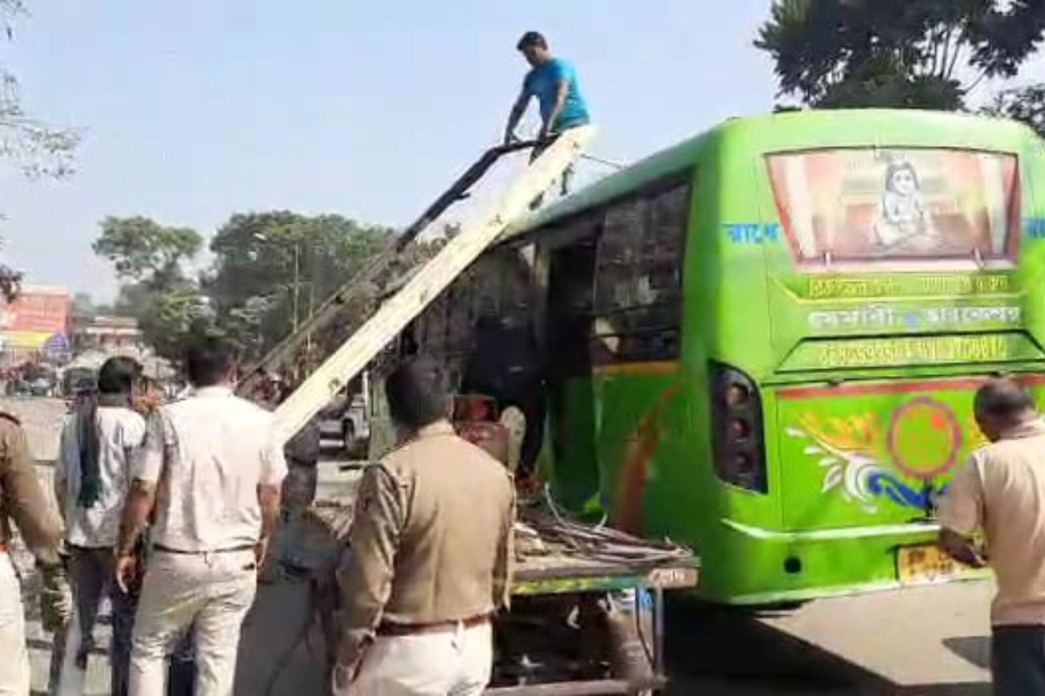 বাসের ছাদে ভীষণ বিপদ! বাসের ছাদের সিঁড়ি কাটা হল মেমারিতে, কেন এই সিদ্ধান্ত