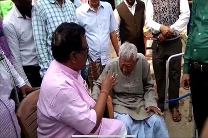 প্রাক্তন বিধায়ক দ্বিজপদ সাহার সঙ্গে কথা বলছেন বিধায়ক বিকাশ রায় চৌধুরী। 