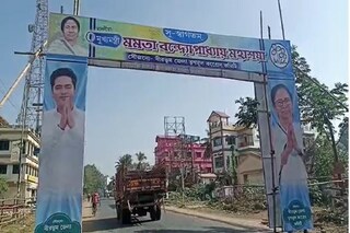মমতা অভিষেকের ছবি থাকলেও বাদ অনুব্রত৷ 