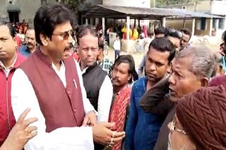 বাঁশঘাটা গ্রামের বাসিন্দা রামপদ মণ্ডলের সঙ্গে কথা বলছেন বিশ্বজিৎ দাস। 