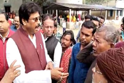 বাঁশঘাটা গ্রামের বাসিন্দা রামপদ মণ্ডলের সঙ্গে কথা বলছেন বিশ্বজিৎ দাস। 