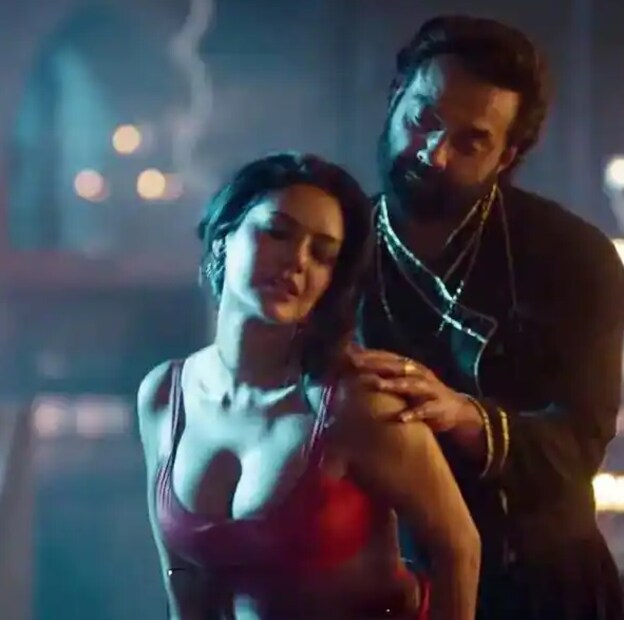 নার্ভাস হয়ে পড়েছিলেন ববি দেওল: সম্প্রতি পরিচালক প্রকাশ ঝা-র ওয়েব সিরিজ 'এক বদনাম: আশ্রম সিজন ৩'-এ দেখা গিয়েছিল অভিনেতা ববি দেওলকে। সিরিজের তৃতীয় পর্বে সোনিয়া চরিত্রে দেখা গিয়েছিল অভিনেত্রী এষা গুপ্তাকে। এই ওয়েব সিরিজে এষা এবং ববির মধ্যে অন্তরঙ্গ দৃশ্য দেখা গিয়েছে। যা দেখে রীতিমতো হইচই পড়ে গিয়েছিল ভক্তমহলে। কিন্তু সিরিজ মুক্তির পাওয়ার পরে যখন ববিকে এই প্রসঙ্গে প্রশ্ন করা হয়, তখন তিনি স্বীকার করে নিয়েছেন যে, ওই সিরিজের অন্তরঙ্গ দৃশ্য করতে গিয়ে যারপরনাই নার্ভাস হয়ে পড়েছিলেন। স্পটবয়-কে দেওয়া সাক্ষাৎকারে ববি দেওল বলেছিলেন যে, এষা গুপ্তার সঙ্গে অন্তরঙ্গ দৃশ্যে অভিনয় করতে গিয়ে রীতিমতো নার্ভাস হয়ে পড়েছিলেন তিনি। কিন্তু স্ক্রিপ্টের চাহিদার কারণে দৃশ্যটিকে সহজ করে তুলেছিলেন খোদ অভিনেতাই। তিনি জানিয়েছিলেন যে, এষা খুবই পেশাদার এক জন অভিনেত্রী। ফলে স্বচ্ছন্দেই এই দৃশ্য উতরে দিতে পেরেছেন তিনি। এর পর খুব স্বাভাবিক ভাবেই সব শ্যুটিং হয়েছে। আর মানুষও এটিকে অনেক পছন্দ করেছে।