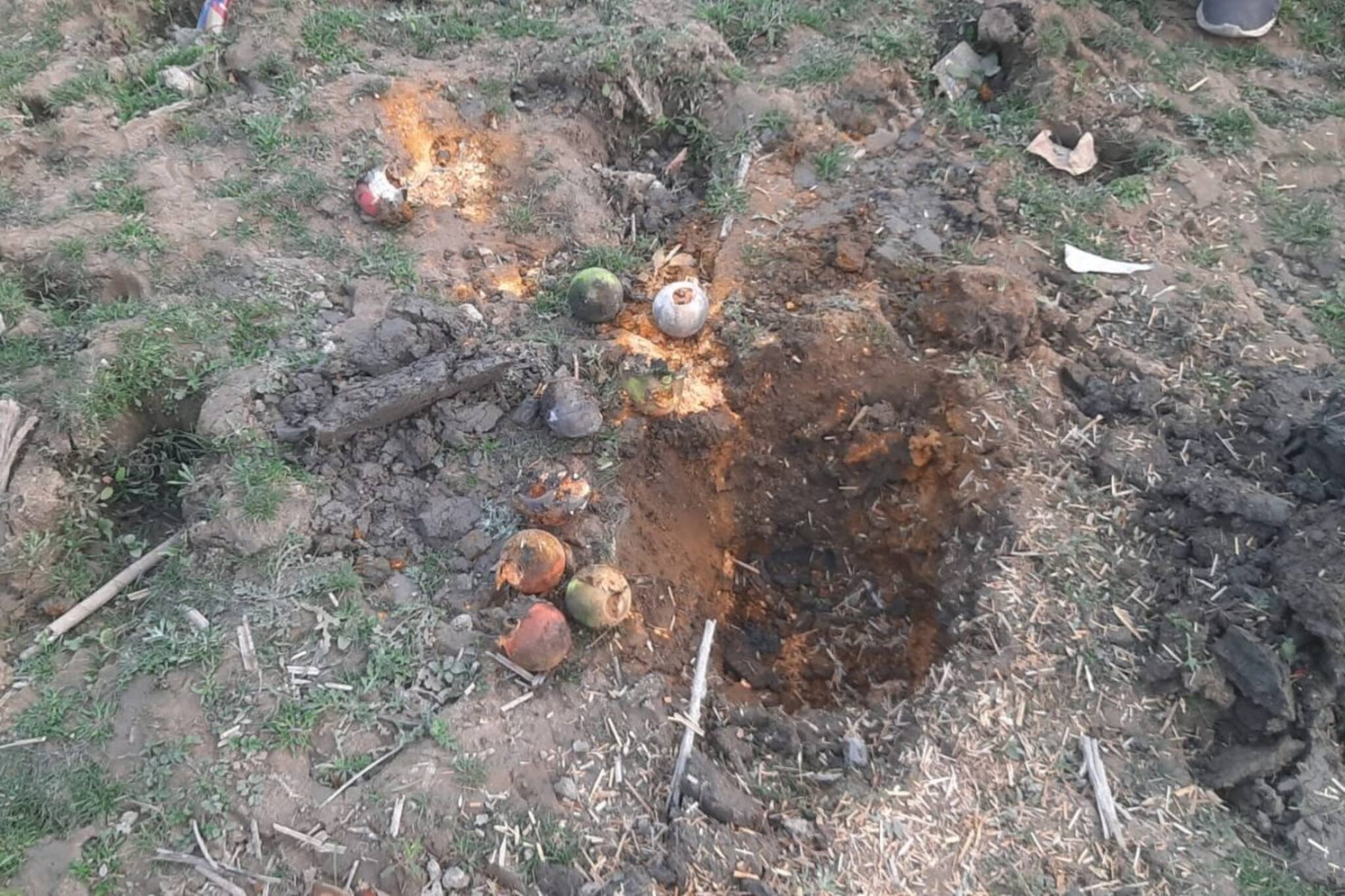 Malda Bomb Recover: গোয়াল ঘর থেকে তাজা তাজা বোমা উদ্ধার, মানিকচকে বিশাল আতঙ্ক!