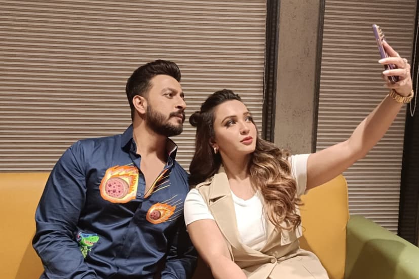 রাখঢাক, লুকোছাপা না করেই খুল্লামখুল্লা প্রেমে মজে আছেন টলিপাড়ার লাভবার্ডস৷ প্রতিবারের চেয়ে এবারের জন্মদিনটা অন্যভাবেই কাটিয়েছেন তারা৷ বিদেশ নয় বরং দেশেই করেছেন জমজমাট সেলিব্রেশন৷