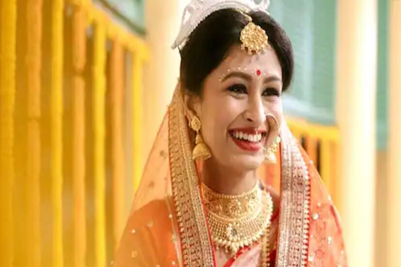 হলুদ গাঁদার মালা আর হলুদ আলোয় সেজে উঠেছিল বর্ধমান রাজবাড়ি। যে সজ্জায় চোখ টেনেছে আধুনিকতা আর ঐতিহ্যের মেলবন্ধন। আর তাতেই যেন লাল টুকটুকে কনেকে আরও লাল লাগছিল বিয়ের দিনে।