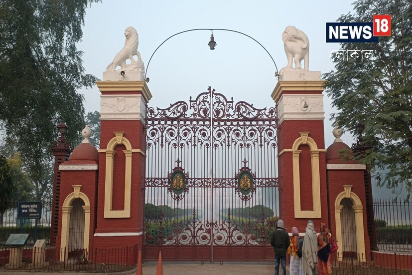১) ঘন সাদা কুয়াশার চাদর সরিয়ে সকালের হালকা রোদে উজ্জ্বল হয়ে রয়েছে সম্পূর্ন কোচবিহার রাজবাড়ি। সকালের সময় কোচবিহার রাজবাড়ির এই অপরূপ প্রাকৃতিক সৌন্দর্য উপভোগ করছেন সকলে। রাজবাড়ির সামনের রাস্তায় বহু মানুষকে দেখা গেল মর্নিং ওয়াক করতে। (ছবি ও তথ্য - সার্থক পন্ডিত)