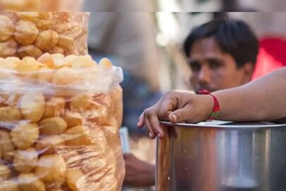 ফুচকা বিক্রেতা। প্রতীকী ছবি
