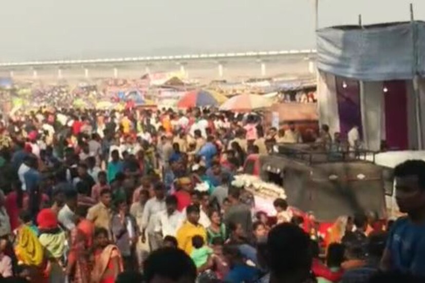 তবে ব্যস্ততার এই যুগে শহর এলাকার অনেকেই ঘরে পিঠে তৈরির পাট তুলে দিয়েছেন। সে কথা মাথায় রেখে বাজার ধরতে পিঠে দিয়ে শোকেস সাজাচ্ছে অনেক মিষ্টির দোকান। মালপোয়া থেকে পাটিসাপটা এমনকি সিদ্ধ পিঠেও মিলছে বিভিন্ন দোকানে। বিক্রিও হচ্ছে দেদার।