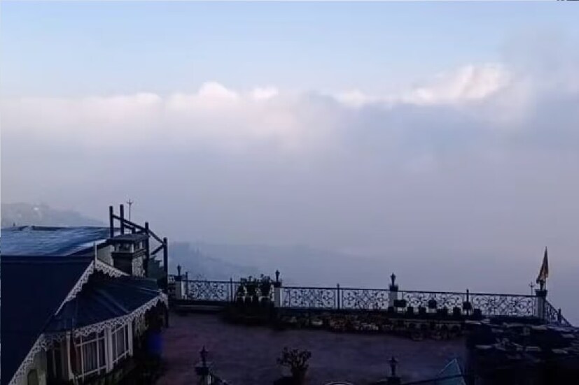 *আর এক পাহাড়ি শহর কালিম্পংয়েও ঠাণ্ডা ঠাণ্ডা কুল কুল। মেঘাচ্ছন্ন আকাশ। পারদ ৬-৭ ডিগ্রির আশপাশে। ভিড় রাস্তার ধারে চায়ের দোকানে। উষ্ণতার খোঁজে। রোদ নেই, নেই কাঞ্চনজঙ্ঘাও!