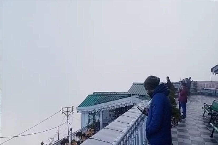 *আগামী দু-তিন দিন এই হালকা বৃষ্টি চলবে। সোমবার পর্যন্ত রাজ্যের আর কোথাও বৃষ্টির কোনও সম্ভাবনা নেই। 