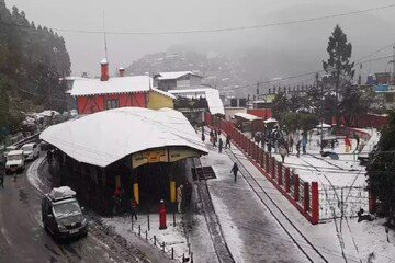 দাঁতে দাঁত লাগানো ঠান্ডা দার্জিলিংয়ে, তাপমাত্রা হিমাঙ্কের নীচে! দেখুন দাঁতে দাঁত লাগানো ঠান্ডা দার্জিলিংয়ে, তাপমাত্রা হিমাঙ্কের নীচে! দেখুন