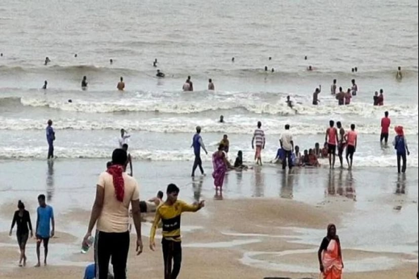 শীতের সকালের নরম রোদে ৮ থেকে ৮০ সব বয়সী উত্তাপের খোঁজে। দক্ষিণবঙ্গের অন্যান্য জেলার মতো পূর্ব মেদিনীপুর জেলার সব প্রান্তেই শীতে কম্পমান মানুষজন। আবহাওয়া দফতরেরে ওয়েবসাইট থেকে পাওয়া যায় দিঘার শেষ ২৪ ঘণ্টায় আবহাওয়া ছিল, সর্বোচ্চ তাপমাত্রা ২৭ ডিগ্রি সেলসিয়াস যা স্বাভাবিকের চেয়ে ২ ডিগ্রি কম ও সর্বনিম্ন তাপমাত্রা ১২ ডিগ্রি সেলসিয়াস। যা স্বাভাবিকের চেয়ে বড় ১ ডিগ্রি কম। শেষ ২৪ ঘণ্টায় দিঘায় বৃষ্টি হয়নি। বাতাসে আর্দ্রতার পরিমাণ ৭২ শতাংশ। ঘন্টায় ৯ কিমি গতিবেগে উত্তর দিক থেকে হাওয়া বইছে। এদিন অর্থাৎ ১১ জানুয়ারি আবহাওয়ার বড়সড় কোনও পরিবর্তনের ইঙ্গিত নেই। আগামী ২৪ ঘণ্টায় দিঘায় সর্বনিম্ন তাপমাত্রা থাকবে ১৩ ডিগ্রি সেলসিয়াসের আশেপাশে। আকাশ পরিষ্কার থাকবে। ভোরের দিকে কুয়াশার আস্তরণে ঢাকা পড়ছে দিঘার সমুদ্র সৈকত।