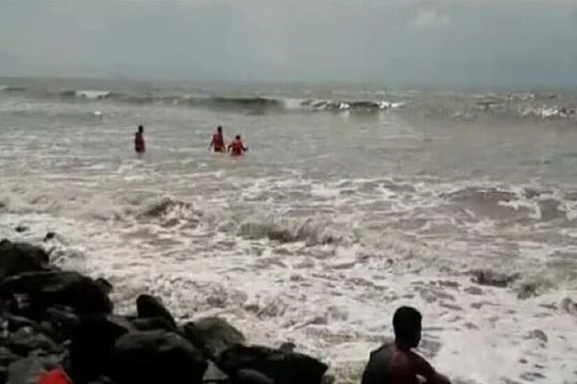 জেলায় দিঘা ছাড়া প্রায় সব জায়গায় মেঘমুক্ত আকাশ থাকায় রোদ ওঠার সঙ্গে সঙ্গে তাপমাত্রার পারদ কিছুটা চড়ছে। ফলে দুপুরের দিকে সেভাবে শীতের দেখা নেই। কিন্তু সূর্যাস্ত যাওয়ার সঙ্গে সঙ্গেই ঠান্ডা জাঁকিয়ে পড়ছে। এখনই পশ্চিমী ঝঞ্ঝার দেখা নেই ফলে আরও কয়েকদিন জমিয়ে ব্যাটিং করবে আশা করা যায়। Input-  Saikat Shee