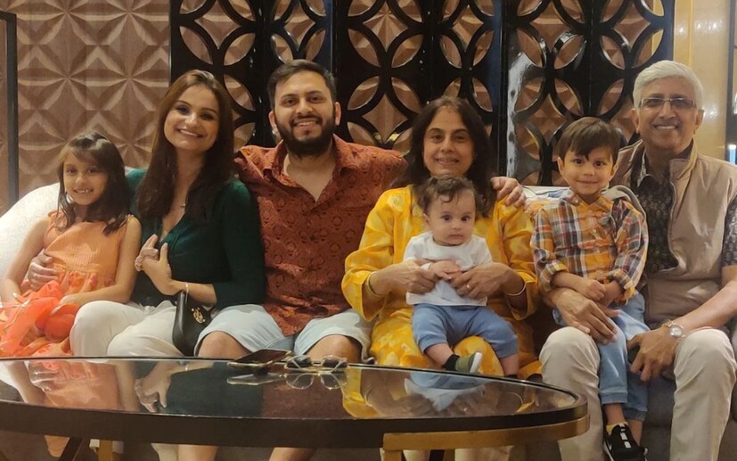 কারণ তিনি তাঁর মায়ের মতোই তাঁর সন্তানদের নিজের সমস্ত সময় দিতে চান। বাড়ির একমাত্র রোজগেরে হলেন তাঁর স্বামী। অত্যন্ত ব্যস্ত থাকেন। তাই সংসার সামলানোর দায়িত্ব নিজের কাঁধে নিয়েছেন ডিম্পি। তা নিয়ে কোনও ক্ষোভ বা আফশোস নেই তাঁর।