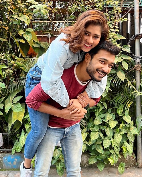*এ দিনের ছবিতে নায়কের সঙ্গে বেশ অন্তরঙ্গ দিতিপ্রিয়া। শহরের রাস্তায় তোলা সেই ছবি পোস্ট করে ক্যাপশনে লিখেছেন, &quot;Now it's official&quot;। এই ছবি দেওয়ার পর থেকেই তোলপাড় সোশ্যাল মিডিয়া। দিতিপ্রিয়ার নয়া প্রেমের গন্ধ পেতেই খুশিতে ডগমগ তাঁর অনুরাগীরা। ছবিঃ ইনস্টাগ্রাম। 