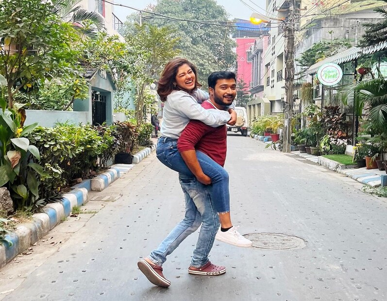 *আচ্ছা, সবই তো হল কিন্তু বুঝতে পারছেন কে এই নায়ক? কার সঙ্গে অফিশিয়াল হলেন তিনি? তাহলে আর অপেক্ষার প্রয়োজন নেই। সরস্বতী পুজোর ঠিক একদিন পরেই, যখন বাতাসে প্রেমের গন্ধ ছড়ানো, ঠিক তখনই অভিনেতা সুহোত্র মুখোপাধ্যায়ের সঙ্গে প্রেমে মাখা ছবিটি শেয়ার করলেন দিতিপ্রিয়া। ছবিঃ ইনস্টাগ্রাম। 