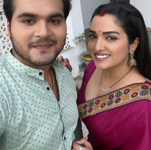 এর আগে, এই সিনেমার ট্রেলার ভিডিওটি ইউটিউবে প্রকাশিত হয়েছে, যেখানে কাল্লুকে একজন ১০ শ্রেণি ফেল করা ব্যক্তি হিসেবে দেখানো হয়েছে। অন্য দিকে, আম্রপালী দুবে স্নাতকে তাঁর জেলা থেকে প্রথম হওয়া এক তরুণীর ভূমিকায় অভিনয় করছেন।
