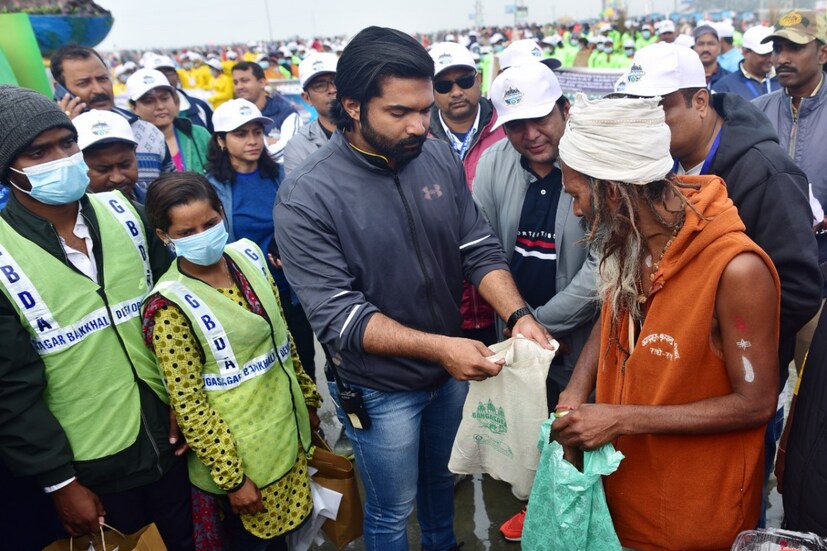 ভোরের আলো ফুটে সমুদ্র সৈকতে ভিড় জমিয়েছে পুন্যার্থীরা৷ পৌষ মাসের শেষ দিন, মকরসংক্রান্তি। 