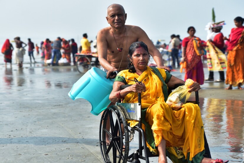 মাহেন্দ্রক্ষণে সাগরে স্নান সেরে পুণ্য অর্জন করবেন৷ শনি, রবি দু'দিন ধরে চলেছে এই স্নান। শুক্রবার থেকে চলছে স্নান৷ 