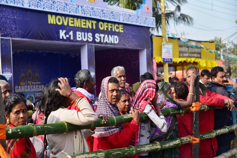 সাগরসঙ্গমে স্নান সেরে কপিল মুনি মন্দিরে পুজো দিয়ে ফিরে যাচ্ছেন তীর্থযাত্রীরা। রাতের অন্ধকার বা ভোরের কুয়াশা, কোনও কিছুই বাধা নয় তাঁদের কাছে। 