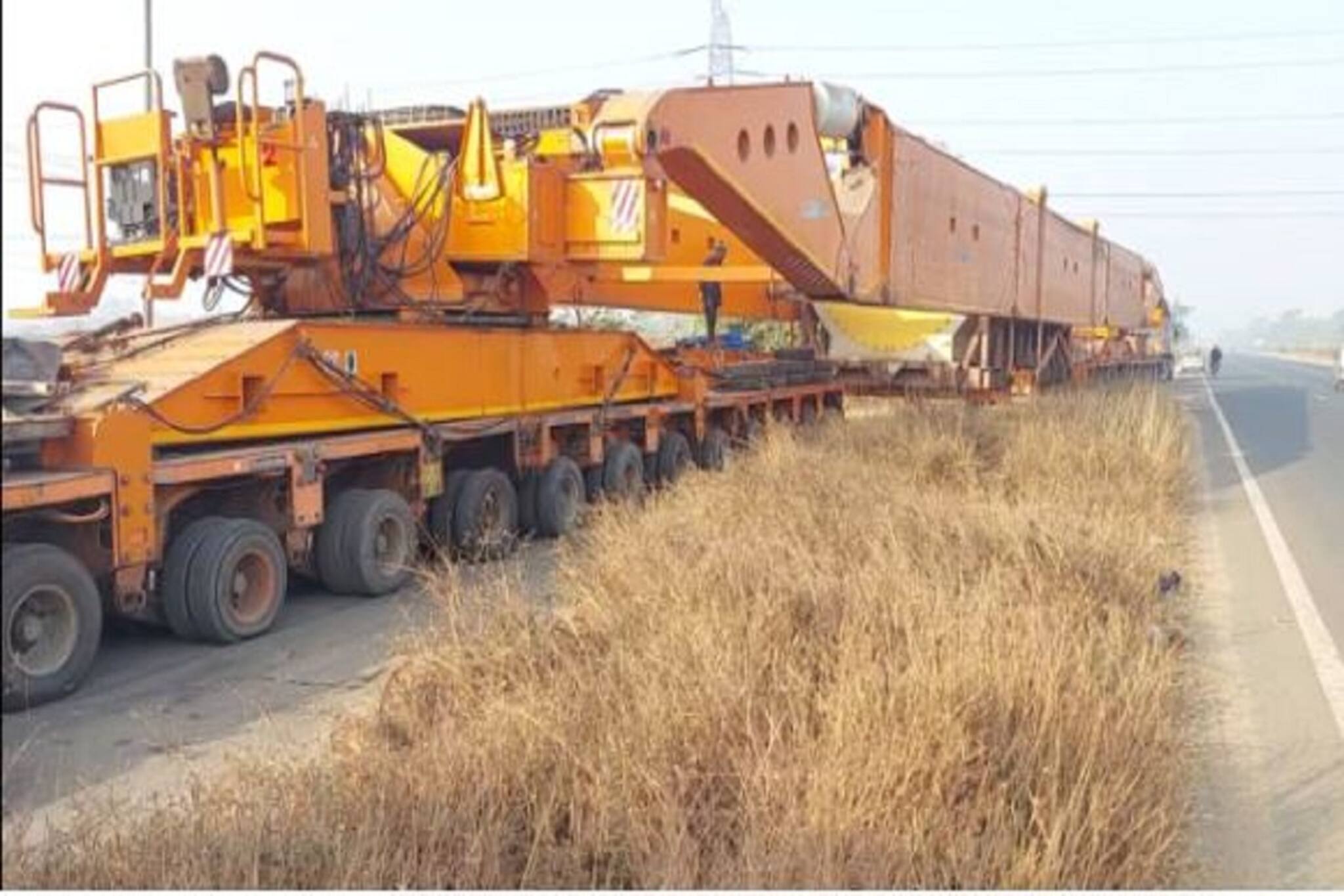 ২৯০টি চাকা, ডেবরায় জাতীয় সড়কে আটকে দানব ট্রাক! দেখুন ভিডিও