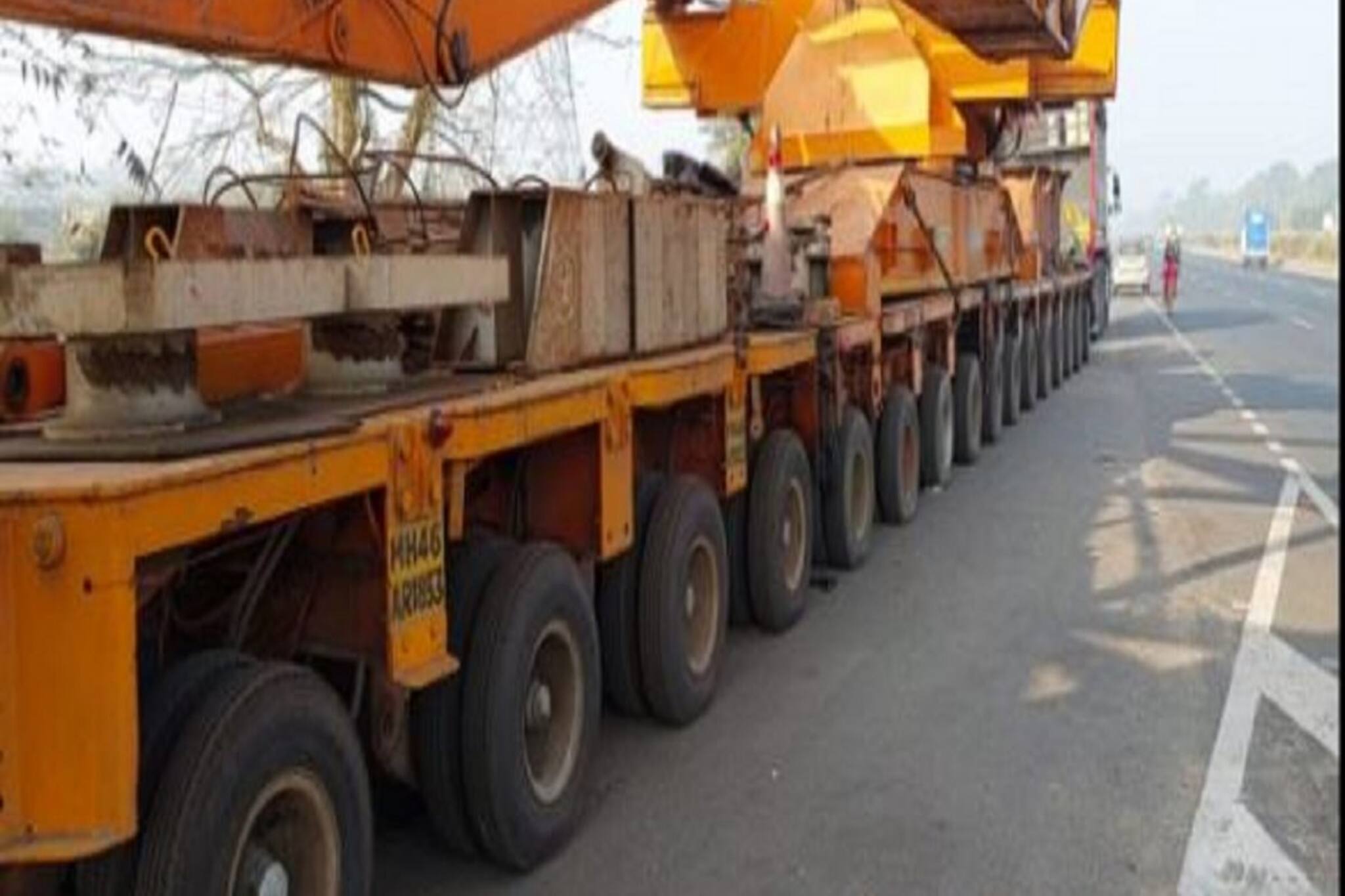 ২৯০টি চাকা, লম্বায় ৩০০ ফুটেরও বেশি! ডেবরায় আটকে গেল দানব ট্রাক