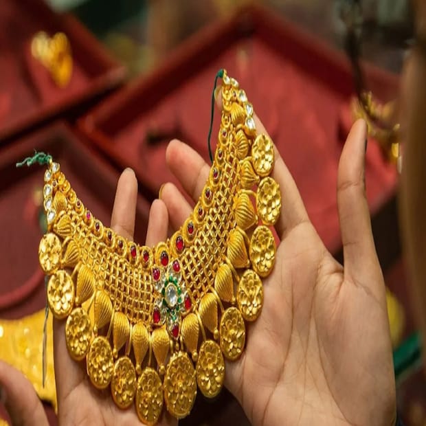 আর ২৪ ক্যারাট সোনার দাম গতকাল, সোমবার, ৯ জানুয়ারি, ২০২৩ তারিখের তুলনায় আজ, মঙ্গলবার, ১০ জানুয়ারি, ২০২৩ তারিখে সামান্য হলেও বেড়েছে- - গতকাল, সোমবার, ৯ জানুয়ারি, ২০২৩ তারিখে ১ গ্রাম ২৪ ক্যারাট সোনার দাম ছিল ৫৫৯৬ টাকা, আজ, মঙ্গলবার, ১০ জানুয়ারি, ২০২৩ তারিখে সমপরিমাণের সমমানের সোনার দাম যাচ্ছে ৫৬২৯ টাকা। - গতকাল, সোমবার, ৯ জানুয়ারি, ২০২৩ তারিখে ৮ গ্রাম ২৪ ক্যারাট সোনার দাম ছিল ৪৪৭৬৮ টাকা, আজ, মঙ্গলবার, ১০ জানুয়ারি, ২০২৩ তারিখে সমপরিমাণের সমমানের সোনার দাম যাচ্ছে ৪৫০৩২ টাকা। - গতকাল, সোমবার, ৯ জানুয়ারি, ২০২৩ তারিখে ১০ গ্রাম ২৪ ক্যারাট সোনার দাম ছিল ৫৫৯৬০ টাকা, আজ, মঙ্গলবার, ১০ জানুয়ারি, ২০২৩ তারিখে সমপরিমাণের সমমানের সোনার দাম যাচ্ছে ৫৬২৯০ টাকা। - গতকাল, সোমবার, ৯ জানুয়ারি, ২০২৩ তারিখে ১০০ গ্রাম ২৪ ক্যারাট সোনার দাম ছিল ৫৫৯৬০০ টাকা, আজ, মঙ্গলবার, ১০ জানুয়ারি, ২০২৩ তারিখে সমপরিমাণের সমমানের সোনার দাম যাচ্ছে ৫৬২৯০০ টাকা।