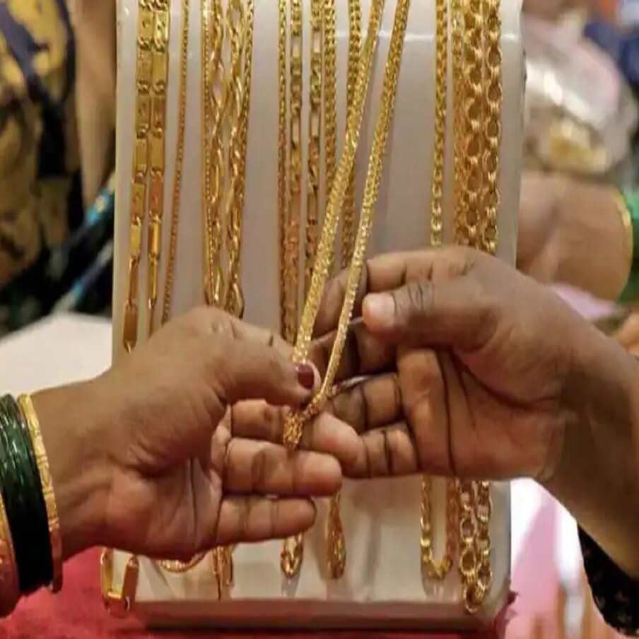  ভারতীয়দের জনসমাজে বিনিয়োগের কথা উঠলে সবার আগে মাথায় আসে সাবেকি সেই সোনা আর রুপোর প্রসঙ্গই। অবশ্য, সব দিক খতিয়ে দেখলে তার কারণও নেহাত ফেলনা নয়। এই দুই মূল্যবান ধাতুতে বিনিয়োগ সচরাচর কাউকে বিমুখ করে না। কেন না, বেশ কয়েক দশকের ইতিহাস, দুই-এক বিক্ষিপ্ত প্রসঙ্গ বাদ দিলে, স্পষ্টতই প্রমাণ তুলে ধরে যে সোনার দাম তো বটেই বিশেষ করে, এমনকী রুপোর দামও বেশির ভাগ সময় থেকেছে চড়ার দিকেই। ফলে, যদি সোনা আর রুপোয় বিনিয়োগ করতেই হয়, সবার আগে তার দাম মাথায় রেখে চিন্তা-ভাবনা করা দরকার। কেন না, এই দুই মূল্যবান ধাতুর দাম প্রতি দিনই বদলে বদলে যায়, কখনও তা বাড়ে, কখনও বা আবার কমে।