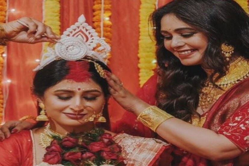 কেবল চিত্রাঙ্গদা নয়, সাবেকিয়ানার ছোঁয়া ছিল গোটা পরিবারের সাজেই। মা শতরূপা সেজেছিলেন সাদা শাড়ি লাল পাড়ে, সঙ্গে সোনার গয়না। লেহঙ্গা ও শাড়ি নিয়ে অনন্য এক মেলবন্ধনে সেজে উঠেছিলেন ঋতাভরী।