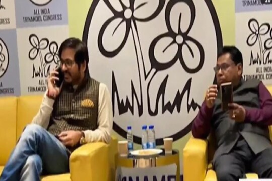 অজিত মাইতির সঙ্গে হিরণের এই ছবি ভাইরাল হয়।