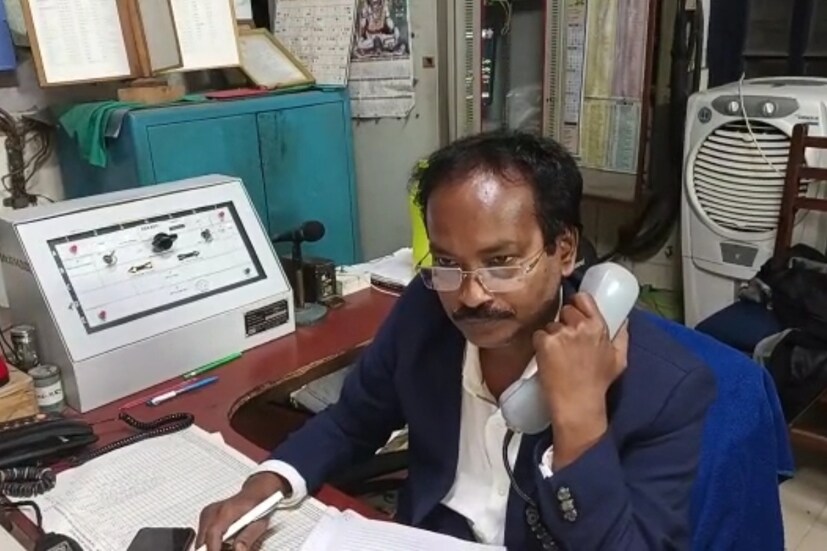 চুঁচুড়া স্টেশনের স্টেশন ম্যানেজার অপূর্ব কুমার বিশ্বাস জানান, ভদ্রেশ্বর ডাউন ট্রেনের প্যান্টো ভেঙে যাওয়ার ট্রেন চলাচল বন্ধ হয়ে যায় ডাউন লাইনে ও ডাউন রিভার্স লাইনে। পরে পাওয়ার বন্ধ হয়ে যাওয়ায় তিনটে লাইনেই ট্রেন চলাচল বন্ধ হয়ে যায়। প্রথমে আপ লাইনে ট্রেন চলাচল শুরু হয়। ডাউন লাইনে আজ সকাল পর্যন্ত ট্রেন চলাচল শুরু হয়নি।