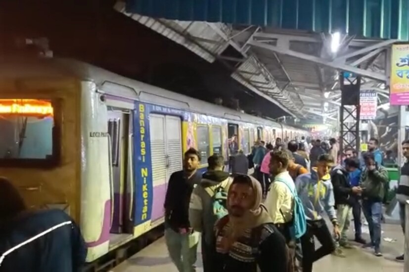 রেল সুত্রের খবর, সোমবার রাত আটটা নাগাদ হাওড়া বর্ধমান মেন লাইনের ভদ্রেশ্বর স্টেশনের প্যানটোগ্রাফ ভেঙে পড়ায় ওভারহেড বিদ্যুৎ সংযোগ বিচ্ছিন্ন হয়ে যায়। যার কারণে বন্ধ করতে হয় ট্রেন চলাচল। 