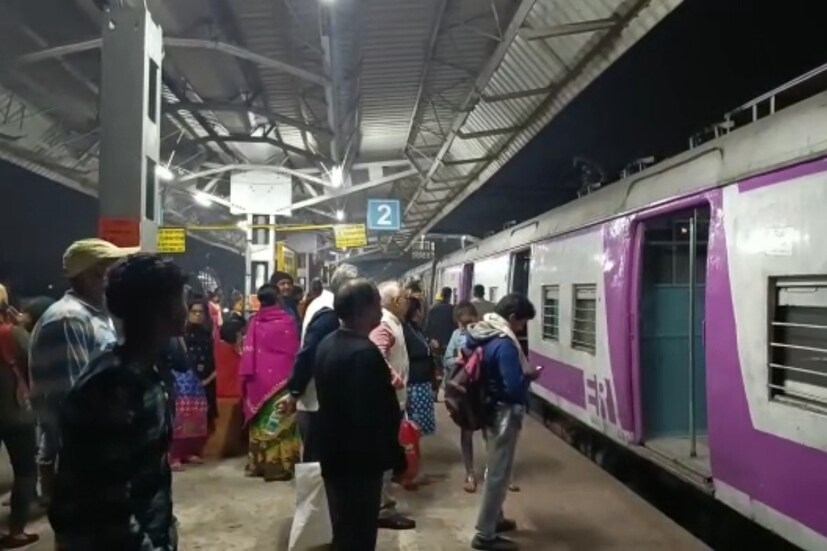 ওই দিন রাত আট টা নাগাদ ডাউন ও রিভার্স লাইনে প্যান্টো ভেঙে আপ ও ডাউন লাইনে বিদ্যুৎ বিচ্ছিন্ন হয়ে যায়। যার জেরে বিভিন্ন স্টেশনে দাঁড়িয়ে পরে ট্রেন। 