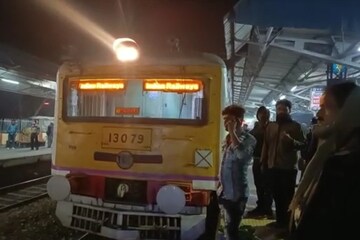রাতে হঠাৎ স্তব্ধ ট্রেন চলাচল, কেন সব ট্রেন ঘণ্টাখানেক প্লাটফর্মে দাঁড়িয়ে থাকল!