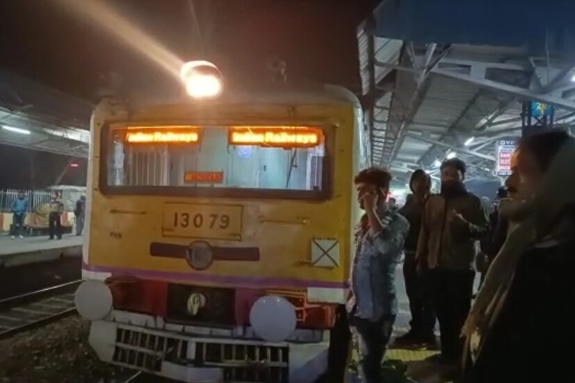 সপ্তাহের প্রথম দিন অফিস ফেরত মানুষদের হয়রানি! ট্রেনের মধ্যেই ঘন্টাখানেক দাঁড়িয়ে রইলেন নিত্যযাত্রীরা। কেউ আবার নেমে হাঁটা শুরু করলেন রেললাইন দিয়ে। সোমবার রাতে অফিস থেকে বাড়ি ফেরার সময় এইভাবে দুর্ভোগের শিকার হতে হয় নিত্যযাত্রীদের। (রিপোর্টার- রাহী হালদার)