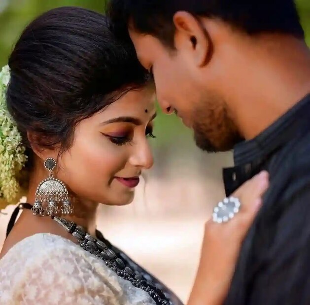 ১. আবেগের আধার নারী। আবেগের সূক্ষ্ম বিশ্লেষণে মেয়েরা দুর্দান্ত পটু। প্রত্যেক নারী মনে সব সময়ই কোনও না কোনও আবেগ খেলা করে। ছেলেদের একটা দিনে মনের মাঝে এমন কি-ই বা আবেগের স্ফূরণ ঘটে? হাসি, বিরক্তি বা ঘুমকাতুরে অনুভূতি। কিন্তু মেয়েদের আবেগের রকমফের গুনে শেষ করা যাবে না। তারা হাসছে, কাঁদছে, ভালোবাসা প্রকাশ করছে বা চিন্তায় অস্থির। ক্ষণে ক্ষণে মনের আবহাওয়া বদলে যায় তাদের। সূত্র: ইউটিউব