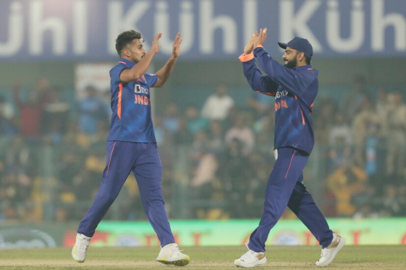 রান তাড়া করতে নেমে প্রথম থেকেই নিয়মিত ব্যবধানে উইকেট হারিয়ে চাপে পড়ে যায় শ্রীলঙ্কা। সেখানে থেকে দাসুনশানাকার দুরন্ত শতরান, পাথুম নিসাঙ্কার ৭২, ধনঞ্জয়া ডি সিলভা ৪৭ রানের লড়াকু ইনিংসের সৌজন্য সম্মানজনক স্কোর করে শ্রীলঙ্কা। সর্বোচ্চ ১০৮ রান করেন শানাকা। শেষ পর্যন্ত ৫০ ওভারে ৮ উইকেটে ৩০৬ রান করে শ্রীলঙ্কা।