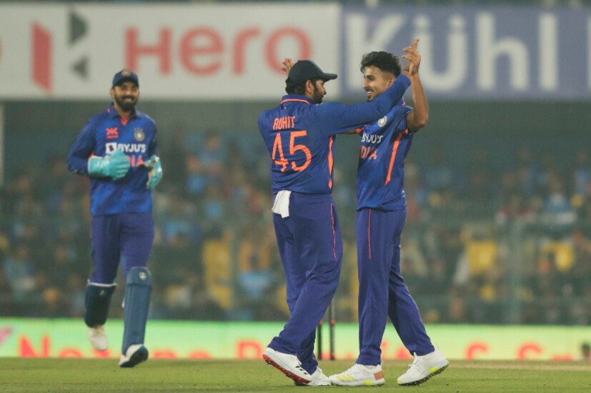 ভারতের হয়ে এদিন অনবদ্য বোলিং করেন কাশ্মীর এক্সপ্রেস উমরান মালিক। সর্বোচ্চ ৩টি উইকেট নেন তিনি। এছাড়া ভারতের ২টি উইকেট নেন মহম্মদ সিরাজ। এছাড়া একটি করে উইকেট নেন মহম্মদ শামি, যুজবেন্দ্র চাহল, হার্দিক পান্ডিয়া। সিরিজের দ্বিতীয় ম্যাচ ১২ তারিখ কলকাতার ইডেন গার্ডেন্স। 