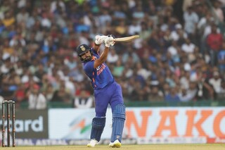 শনিবার রায়পুরে অর্ধশতরান করলেন রোহিত শর্মা
