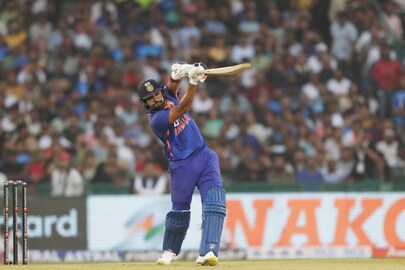 শনিবার রায়পুরে অর্ধশতরান করলেন রোহিত শর্মা