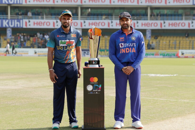 গুয়াহাটিতে প্রথম একদিনের ম্যাচে টস জিতে ফিল্ডিং করার সিদ্ধান্ত নেন শ্রীলঙ্কার অধিনায়ক দাসুন শানাকা। বর্ষাপাড়া স্টেডিয়ামে রাতে ডিউ সমস্যার জন্যই ভারতকে ব্যাটিং করার আমন্ত্রণ জানায় শ্রীলঙ্কা। সিদ্ধান্ত সঠিক বলেই মনে করে ক্রিকেট বিশেষজ্ঞরা।