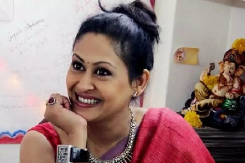 লঞ্চ করল তাদের নতুন রিয়ালিটি গেম শো 'ঘরে ঘরে জি বাংলা'। কিন্তু শুরুতেই ছন্দপতন কেন? সূত্রের খবর, ইন্দ্রাণীকে নিয়ে শ্যুট করতে গিয়ে নানা সমস্যার সম্মুখীন হয় গোটা টিম। ইন্ডাস্ট্রির সকলের প্রিয় মামনিদি প্রোডাকশনের সঙ্গে কোনও রকম সহযোগিতা করেননি বলে শোনা গিয়েছে। 