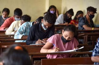 জয়েন্ট এন্ট্রান্স পিছিয়ে দেওয়ার দাবিতে অনড় পড়ুয়ারা