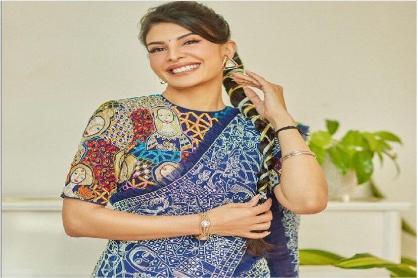 নীলের উপর সাদা প্রিন্টের শাড়ির সঙ্গে মাল্টিকালার সুতোর ভারী কাজ করা ব্লাউজ পরেছেন জ্যাকলিন