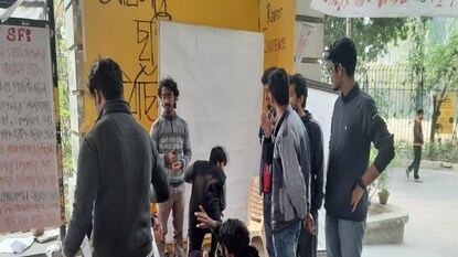 প্রজাতন্ত্র দিবসের দিনেই যাদবপুরে মোদির বিতর্কিত তথ্যচিত্রের প্রদর্শনী, সতর্ক বিশ্ববিদ্যালয় প্রজাতন্ত্র দিবসের দিনেই যাদবপুরে মোদির বিতর্কিত তথ্যচিত্রের প্রদর্শনী, সতর্ক বিশ্ববিদ্যালয়