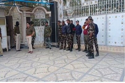 আয়কর তল্লাশি চলাকালীন জাকির হোসেনের বাড়ির বাইরে কেন্দ্রীয় বাহিনী এবং পুলিশে কর্মীরা। 
