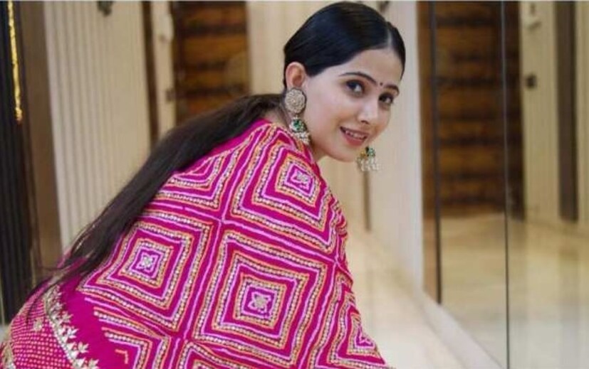 জয়া কিশোরীর সঙ্গে বিয়ের গুজবের জবাবে ধীরেন্দ্র কৃষ্ণ শাস্ত্রী সরাসরি ‘মিথ্যা’ বলে জানিয়ে দিয়েছেন। তিনি বলেন, ‘এটা ভুল ও মিথ্যা। এমন কোনও সম্পর্ক আমাদের নেই।’