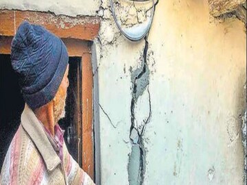 অনিশ্চিত ভবিষ্য়তের মুখে যোশীমঠের বাসিন্দারা। Photo-PTI