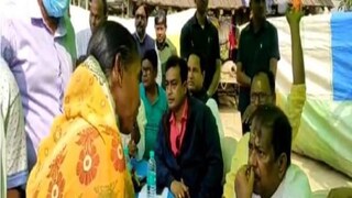 বনমন্ত্রী জ্য়োতিপ্রিয় মল্লিককে সমস্য়ার কথা জানাচ্ছেন গীতা সরকার। 