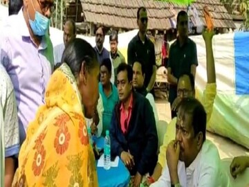 বনমন্ত্রী জ্য়োতিপ্রিয় মল্লিককে সমস্য়ার কথা জানাচ্ছেন গীতা সরকার। 